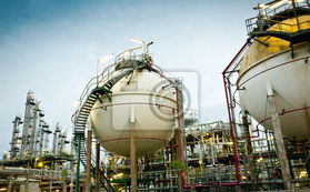 夜晚作業(yè) 兩個球儲氣庫石化廠的天然氣管道儲運(yùn)分析